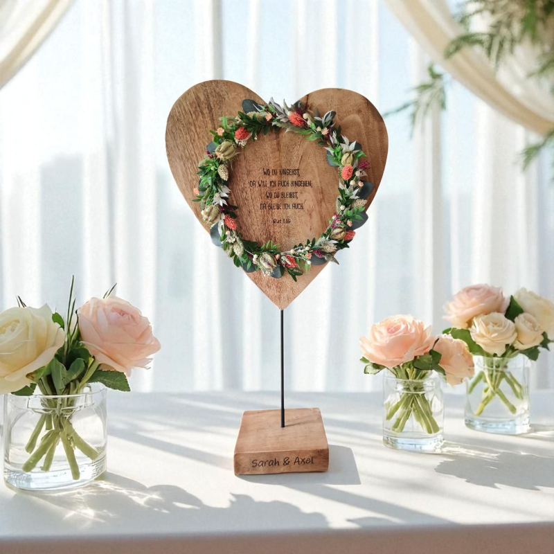 Romantisches Hochzeitsgeschenk personalisiert – Holz Herz mit Spruch und Blumenkranz, kreative Geschenkidee zur Hochzeit für Brautpaar
