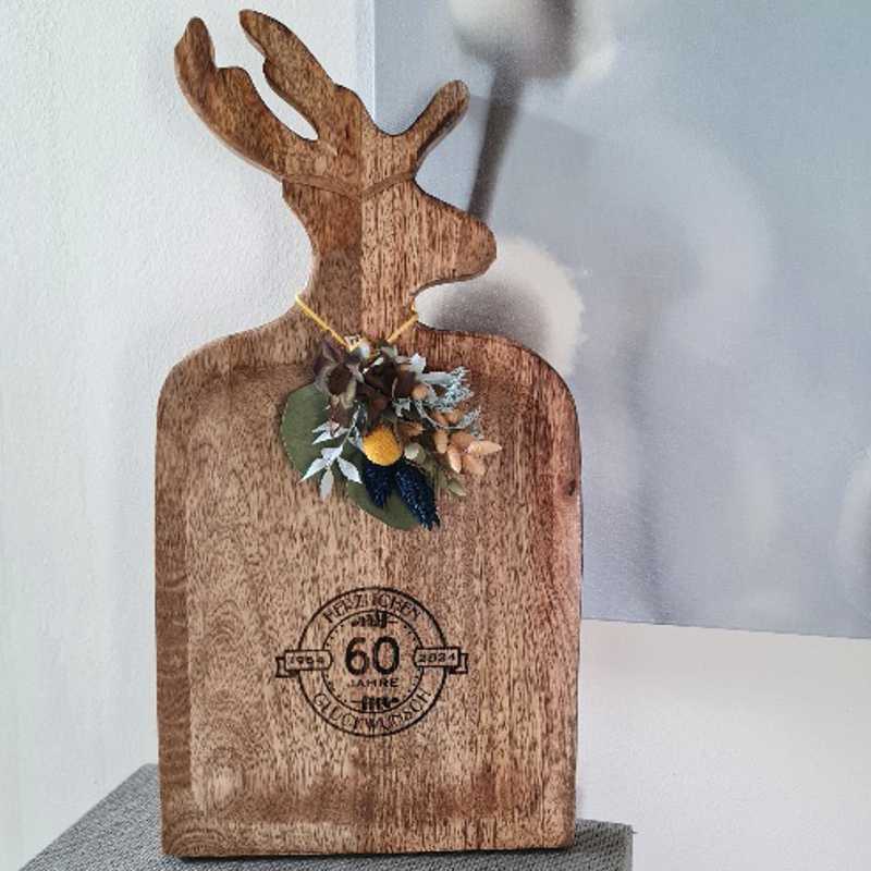 Küchenbrett Hirsch mit Gravur zum runden 60. Geburtstag. Rustikales und originelles Geschenk. Die Dekoschale ist auch als Servierbrett geeignet.