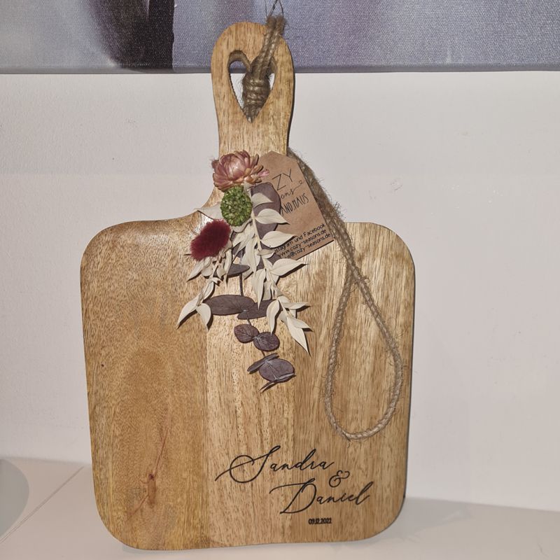 Küchenbrett als Geschenk zur Hochzeit mit Herzgriff und mit Wunschgravur personalisiert