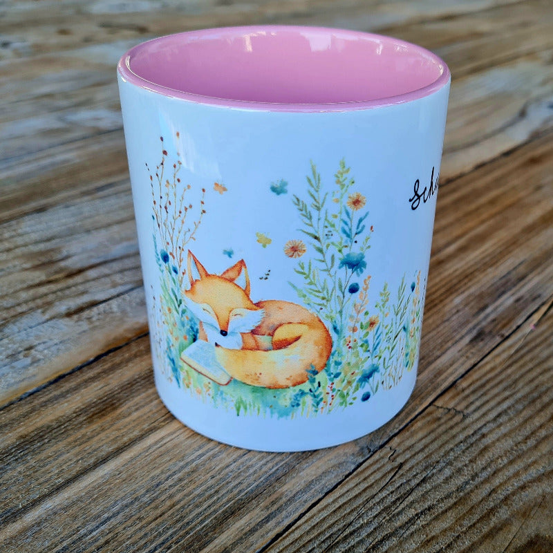 Tasse für kleine Schulanfänger:innen mit farbenfrohen Spruch und liebevoll illustriertem Fuchs. Der hochwertige Druck wird personalisiert mit dem Namen des Kindes.