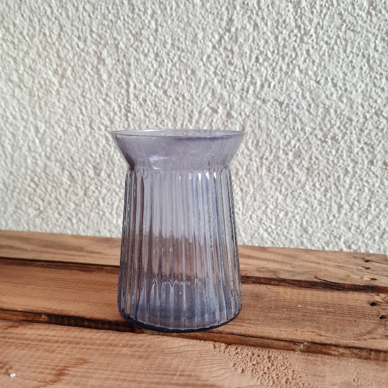 Eine kleine blaue Glasvase in der perfekten Größe für stimmige Tischdekortionen zu Taufe, Hochzeit, Kommunion oder Konfirmation. Aus transparent gefärbten Glas mit modernen Rillen in der Trendfarbe Himelblau. Sie schimmert blau und passt perfekt zu kindgerechten Wolken und Fisch-Motiven.
