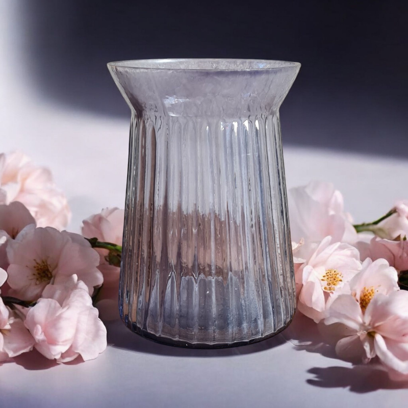 Eine kleine himmelblaue Glasvase in der perfekten Größe für dezente Tischdekorationen zu Taufe, Hochzeit, Kommunion oder Konfirmation. Aus transparent gefärbten Glas mit modernen Rillen in der Trendfarbe Taubenblau. Sie schimmert graublau rauchig und passt perfekt zu kindgerechten Motiven wie Wolken, Himmel, Regenbogen und Tauben