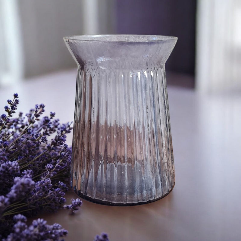 Unsere kleine graublaue Glasvase in der perfekten Größe für bezaubernde Tischdekorationen zu Taufe, Hochzeit, Kommunion oder Konfirmation. Aus transparent gefärbten Glas mit modernen Rillen in der Trendfarbe Taube. Sie schimmert zart blau und passt perfekt zu kindgerechten Fish oder Wal Motiven