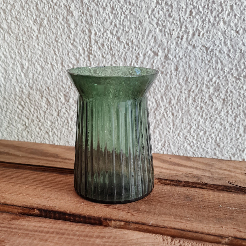 Eine kleine grüne Glasvase in der perfekten Größe für stimige Tischdekortionen zu Taufe, Hochzeit, Kommunion oder Konfirmation. Aus transparent gefärbten Glas mit modernen Rillen n der Trendfarbe Farn. Sie schimmert walgrün und passt perfekt zu kindgerechten Waldtier Motiven