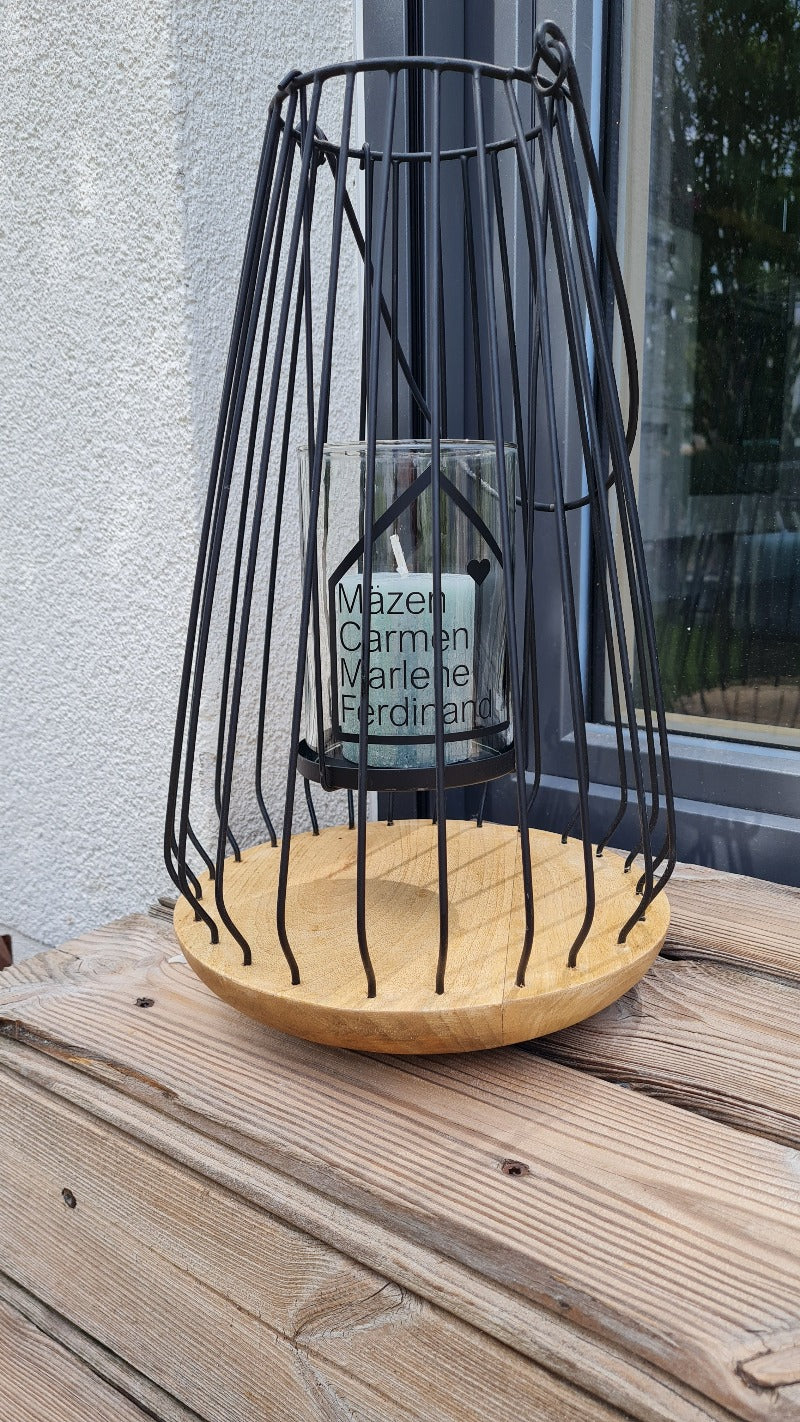 Moderne Dekoration, Ein schlichtes Windlicht aus Holz und Metall für Garten, Terrasse und Balkon. Ein Text oder Motiv kann auf das Glas aufgebracht werden. Das Windlicht passt auch in Flur, Wohnzimmer oder Schlafzimmer im Boho Stil. Ein originelles und besonderes Geschenk zum Geburtstag oder Umzug.