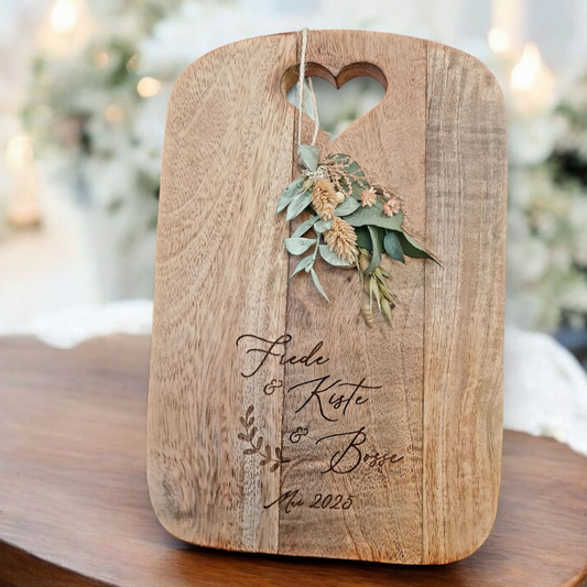 graviertes Küchenbrett nach persönlicher Idee gefertigt. Auftragsarbeit für geschenke. Ein Küchenbrett aus Holz mit Wunschtext und Motiv graviert und mit einem kleinen Anhänger aus Trockenblumen dekoriert. 