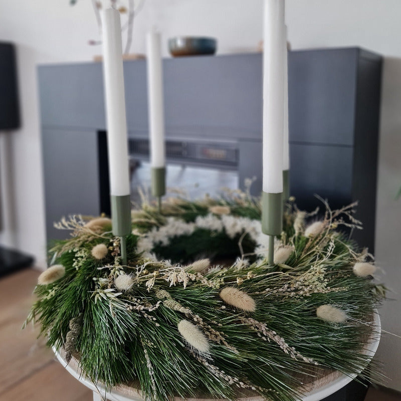 Moderner Adventskranz mit Nadelgrün und Frost-Optik, handgefertigte und luxuriöse Winterdekoration