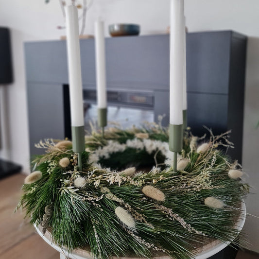 Moderner Adventskranz mit Nadelgrün und Frost-Optik, handgefertigte und luxuriöse Winterdekoration