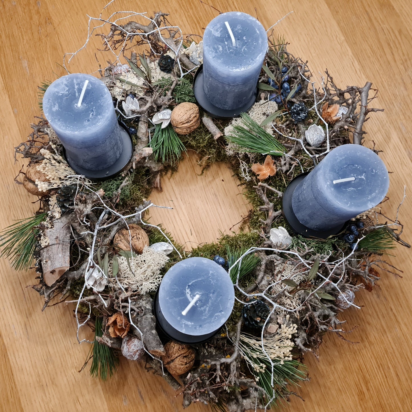 Adventskranz Nussknacker aus Naturmaterialien mit Nüssen, Zweigen, Moos und Zapfen