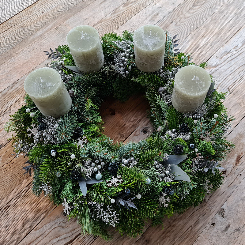 Handgefertigter Kranz Wintermond in Silber und Grün mit Naturmaterialien