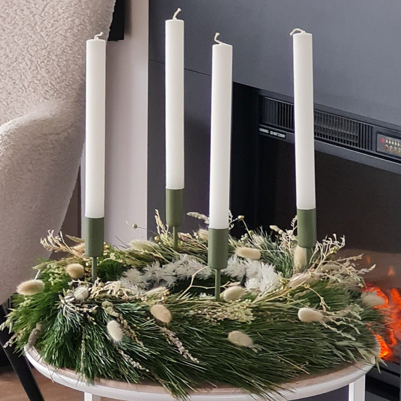 Adventskranz „Winterwiese“ aus Trockenblumen und Gräsern auf Holztisch. Eine natürliche Weihnachtsdeko in Grün, Creme, Gold und Silber