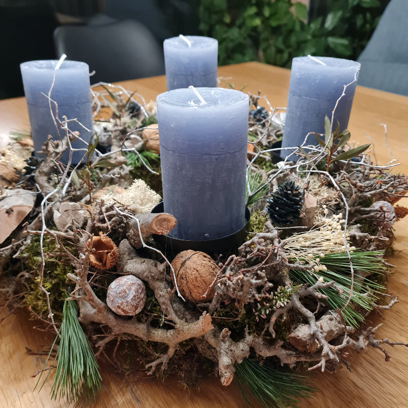 Handgefertigter Kranz mit  Zweigen und  verschiedenen Nüssen