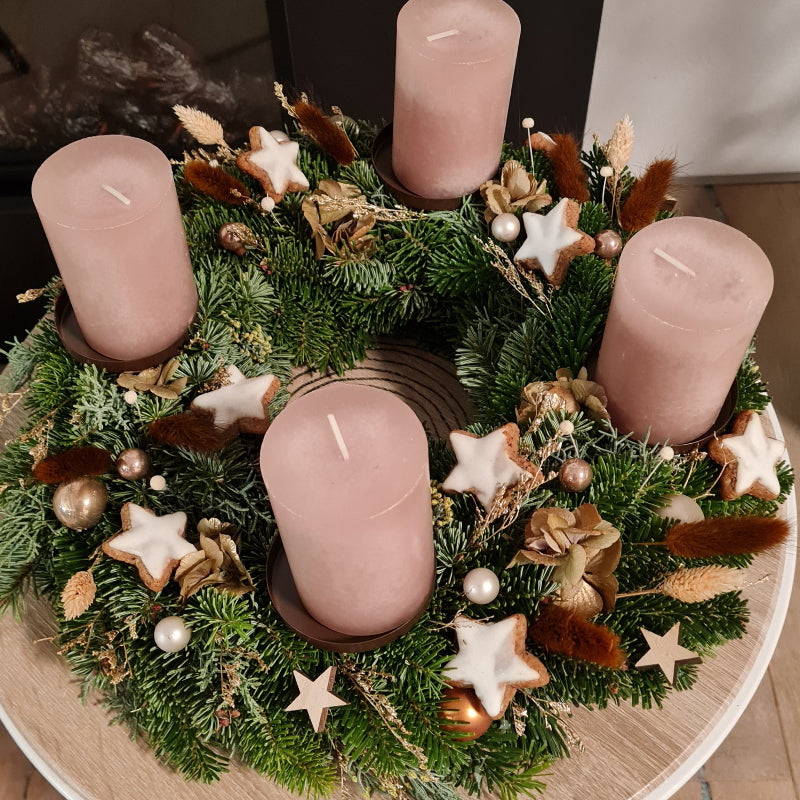 Adventskranz Zimtstern, handgemacht in Braun und Gold, inspiriert von Zimt und Wärme. Mit echten Plätzchen und rein aus Naturmaterial.