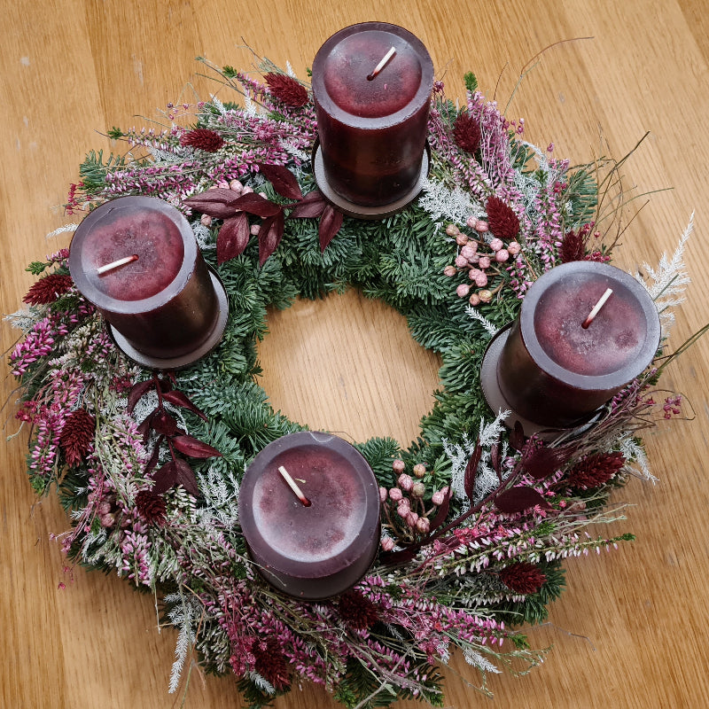 Handgemachter exklusiver Adventskranz Winterbeere in Beerentönen. Der Kranz erinnert an die Weihnachtsbäckerei mit beeriger Marmelade und zartem Puderzucker. 