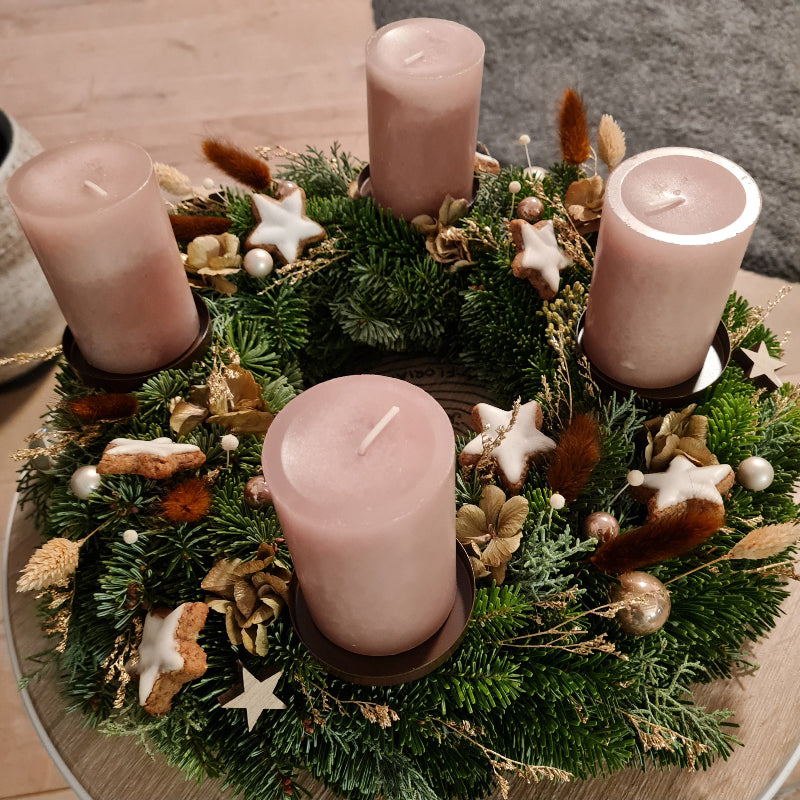 Handgemachter Adventskranz Zimtstern aus Tanne und Zypresse in modernen Brauntönen mit echten Zimtsternen und farblich abgestimmten Trockenblumen in Gold.
