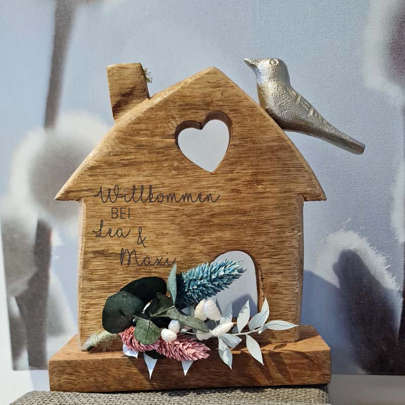 Holzhaus aus Mangoholz mit silbernem Vögelchen aus Aluminium, Lasergravur Wunschtext, liebevoll dekoriert mit Trockenblumen, Geschenk zu Hochzeit, Vermählung, Verlobung, Einzug ins neue Heim und viele andere Anlässe