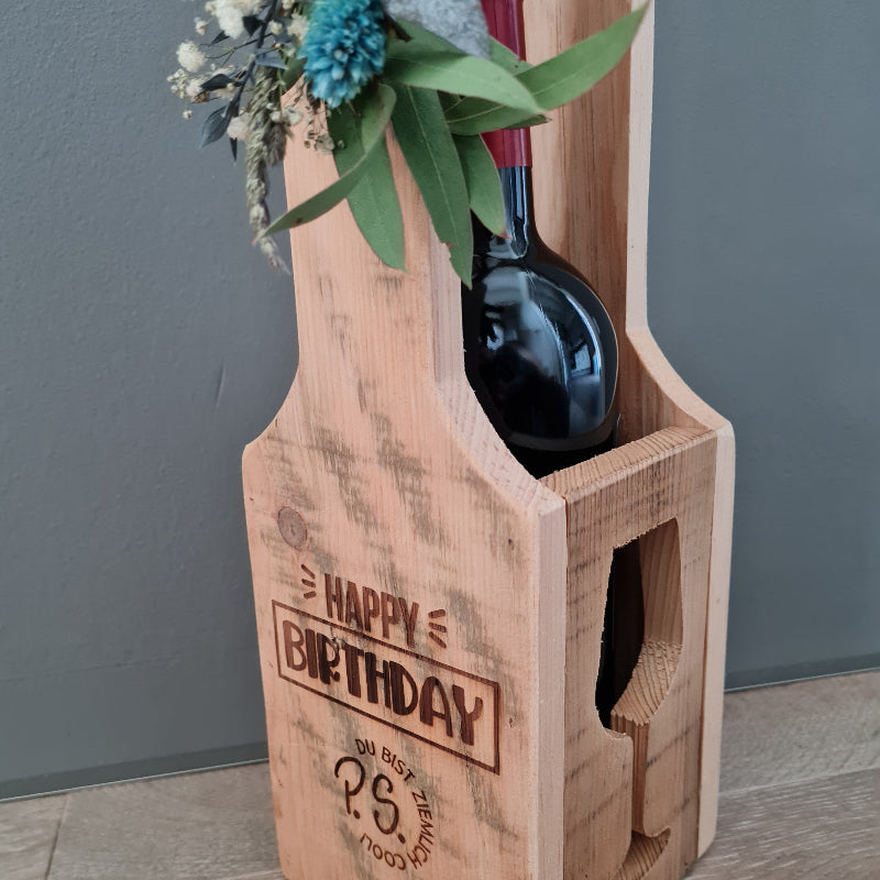 seitliche Ansicht auf einen Flaschenträger für Wein mit individueller Wunschgravur zum Geburtstag. "Happy Birthday! P.S. Du bist ziemlich cool!". Eine ausgefallene Verpackung und als Geschenk für einen edlen Tropfen.
