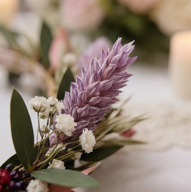 Detailansicht eines Haarkranzes aus Trockenblumen zum lila Kleid zur Feier.