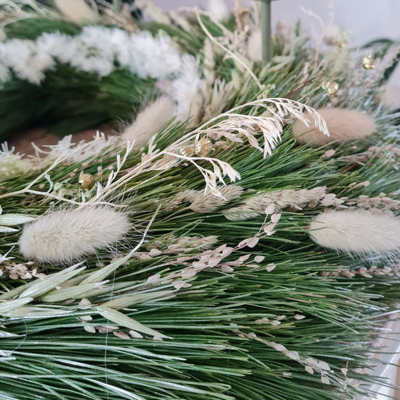 Detailaufnahme Adventskranz Winterwiese mit getrockneten Gräsern, feinen Zweigen und goldenen Akzenten