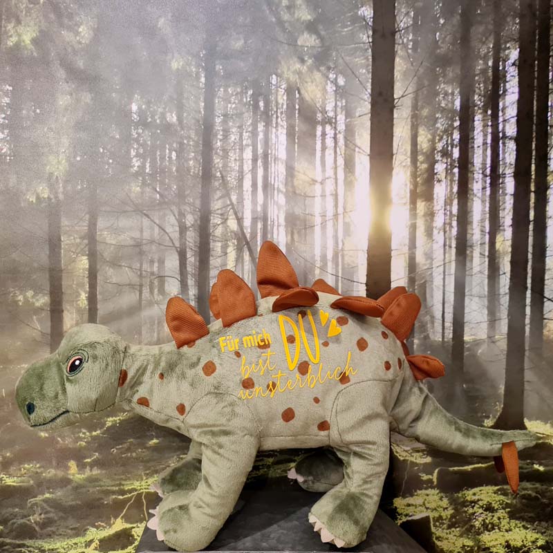 Stegosaurus Dino mit Schriftzug oder Wunschtext als Geschenkidee für kleine und große Kinder. Nettes Kuscheltier als Geschenk oder Mitbringsel für den Kindergeburtstag.