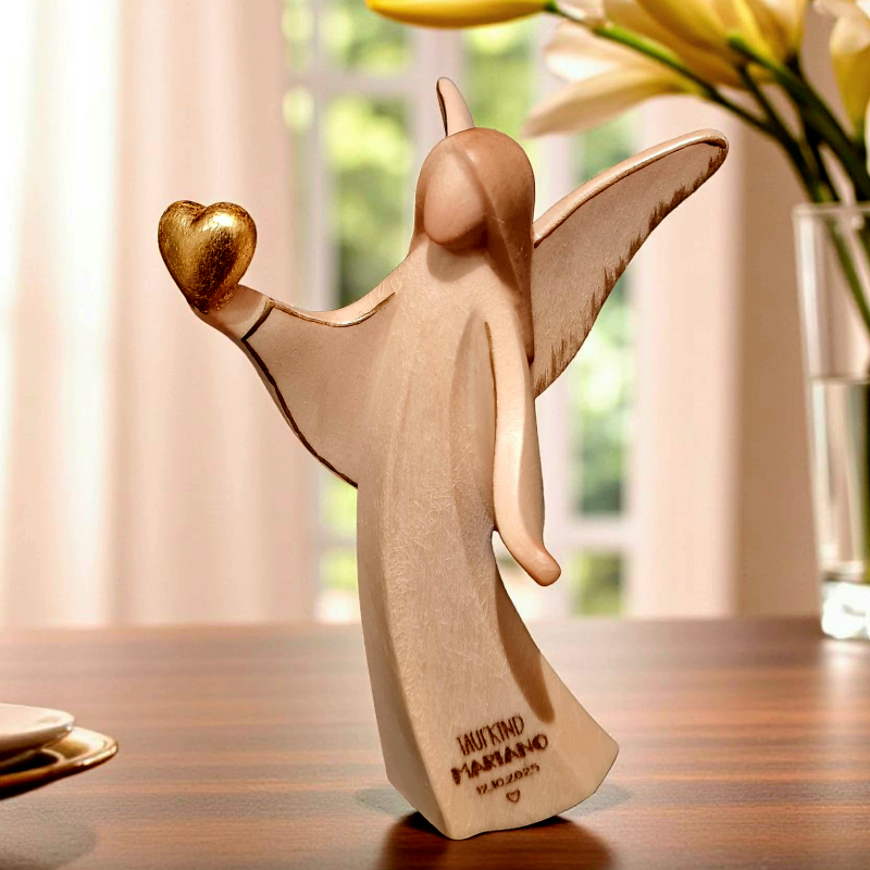Engel LIVIA ist handgeschnitzt mit goldenem Herz. Eine liebevolle Idee zur Taufe, Kommunion oder Geburt . Durch die Personalisierung mit Namen und Datum wird er ein perfektes Geschenk, denn er ist natürlich, schlicht, besonders.