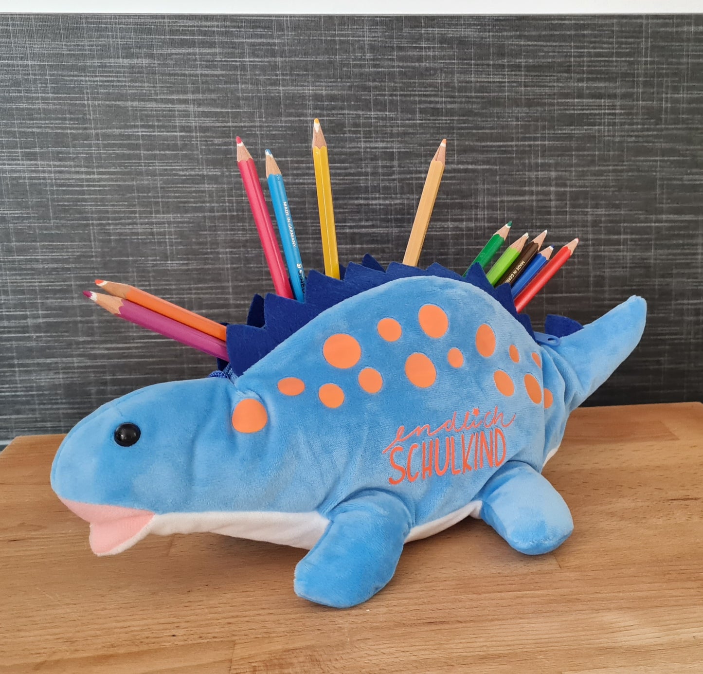 Federmäppchen mit Text und Namen. Kuschliger Dino als Stifteaufbewahrung. Geschenk zur Einschulung oder für die Schultüte.