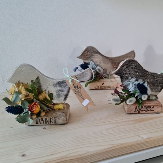 Kleines Geschenk für Freunde und zum Danke sagen, silberne Alutaube auf Holzplatte, graviert mit Wunschtext, dekoriert mit Trockenblumenstrauß