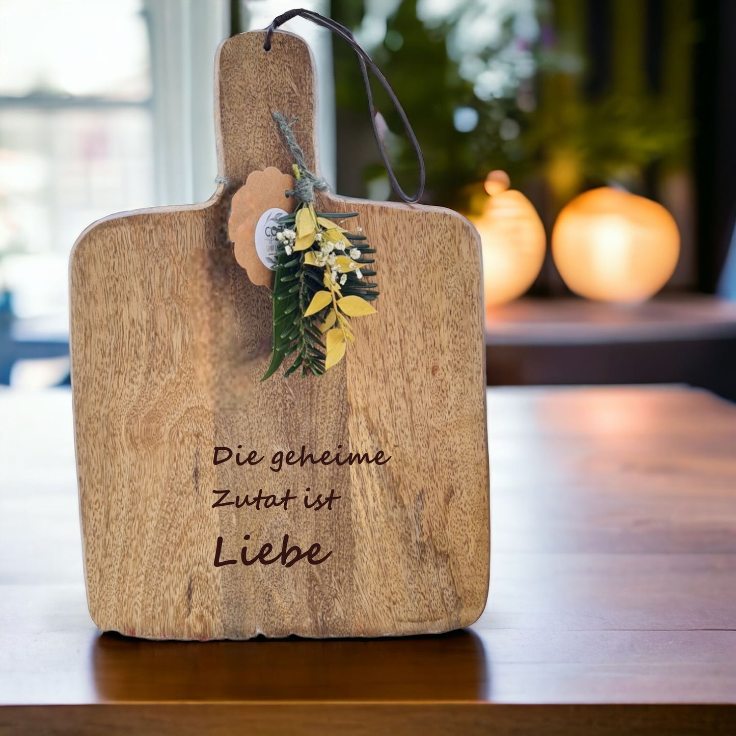 Küchenbrett aus Mangoholz mit Lederriemen, Lasergravur mit Deinem Wunschtext, liebevoll dekoriert mit einem Stäußchen aus saisonalen Trockenblumen, ein Geschenk für alle Anlässe