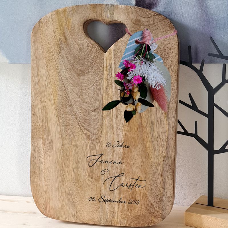 Ein zum Ehejubiläum 10 Jahre personalisiertes Geschenk. Holzbrett graviert mit Herz für die Küche.