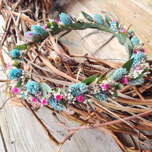 Haarkranz aus Trockenblumen und Eukalptus in blau und pink von oben, Kommunion, Blumenmädchen