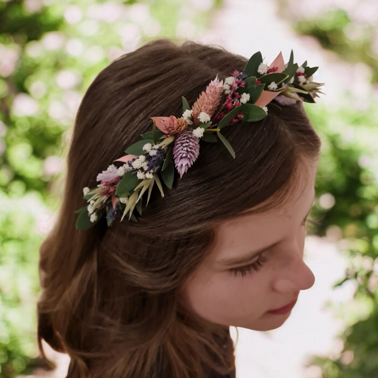 Haarreif mit Trockenblumen im Haar getragen, Frisur Kommunion