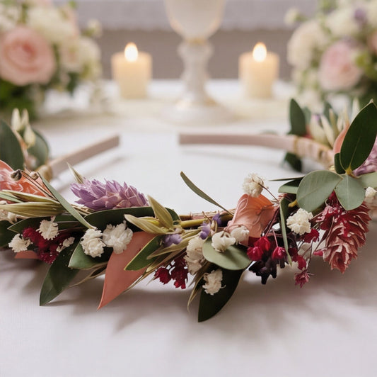 Haarreif mit Trockenblumen in Weiß, rosa, Flieder und zarten Naturtönen zur Kommunion oder Konfirmation in Nahaufnahme