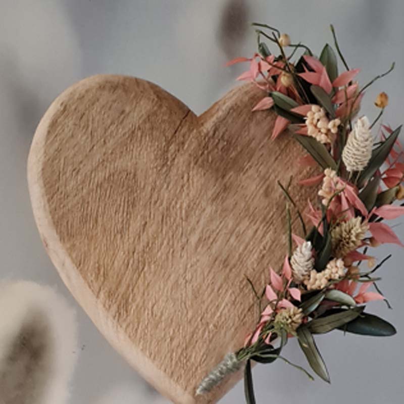 Herz aus Holz mit Blumenschmuck zur Hochzeit. Ideal als Geschenk zur Heirat oder als Dekoration für den Hochzeitstisch und die Hochzeitslokation. Auch schön in der Kirche zur Trauung.