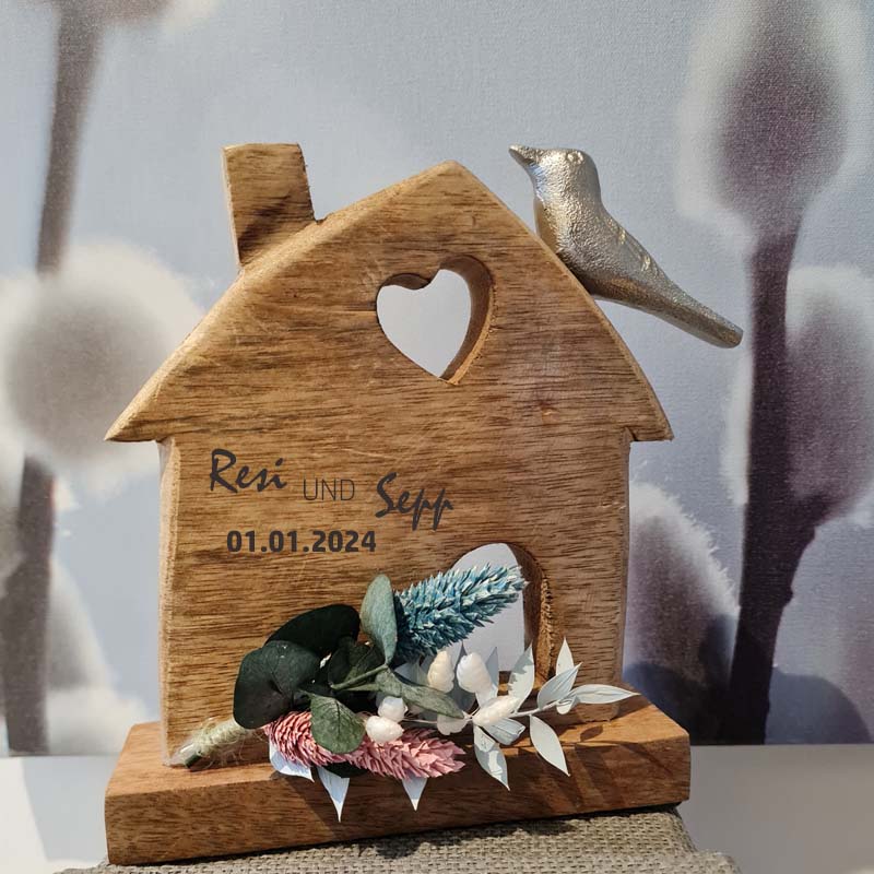 Holzhaus aus Mangoholz mit silbernem Vögelchen aus Aluminium, Lasergravur Wunschtext, liebevoll dekoriert mit Trockenblumen, Geschenk zu Hochzeit, Vermählung, Verlobung, Einzug ins neue Heim und viele andere Anlässe