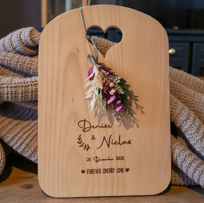 Personalisiertes Schneidebrett aus Holz mit Gravur, Herz-Aussparung und Trockenblumen, Hochzeitsgeschenk