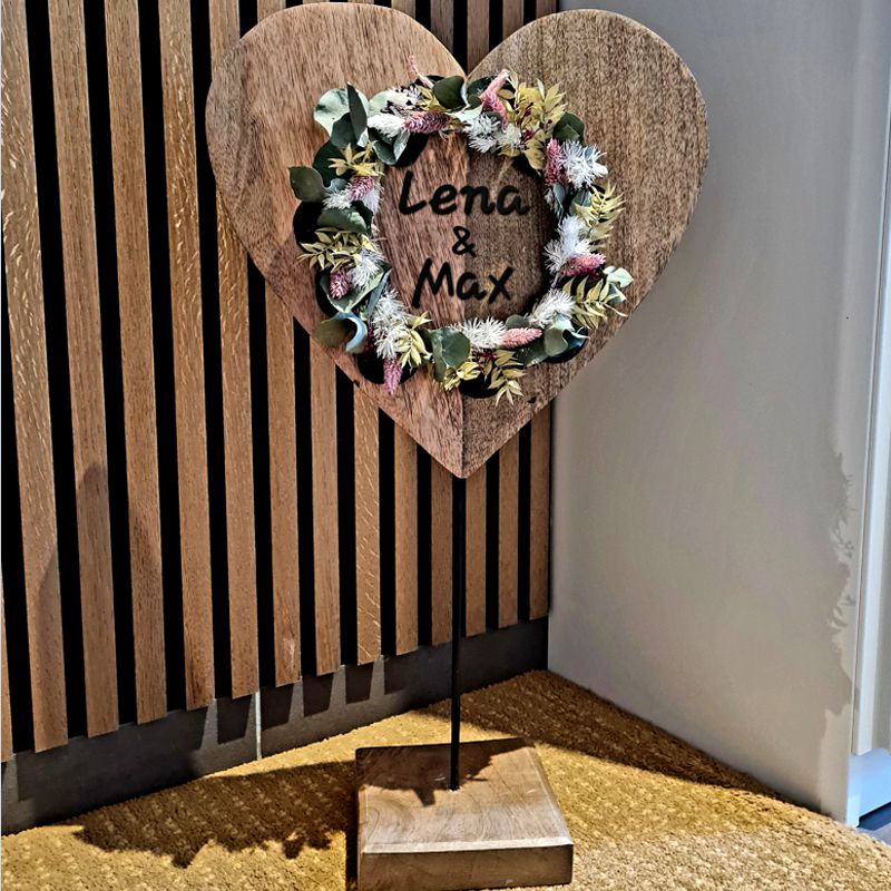 XL Herz aus Holz mit Wunschgravur für ein Hochzeitspaar. Namen und Datum werden von einem Blumenkranz umringt. Ein Zeichen ewiger Liebe als Geschenk zur Vermählung. 