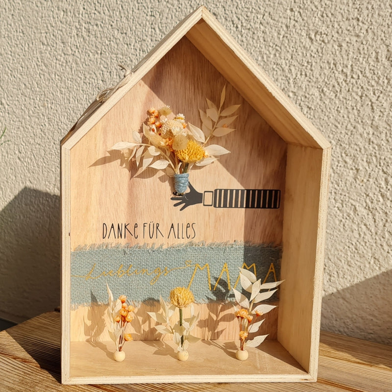 Holzdekohaus mit Wunschtext, Geschenk für Mutter, Mama, Oma zu allen Anlässen, dekoriert mit Trockenblumen je nach Saison und Farbwunsch.