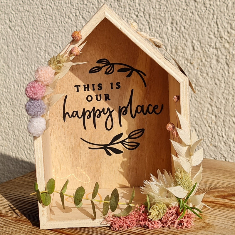 Kleines Holzdekohaus "This is our happy place", Dekoration für Familien mit Kindern, Geschenk für Mutter, Mama, Oma zu allen Anlässen