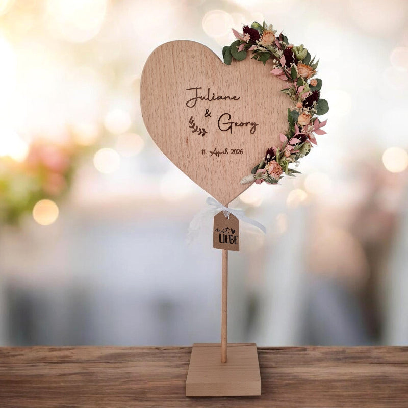 Herz aus massiven Holz mit Namen und Datum graviert und mit Trockenblumen festlich dekoriert, Geschenk zu Hochzeit oder Ehejubiläum 