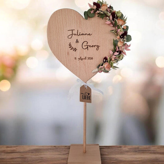 Herz aus massiven Holz mit Namen und Datum graviert und mit Trockenblumen festlich dekoriert, Geschenk zu Hochzeit oder Ehejubiläum 