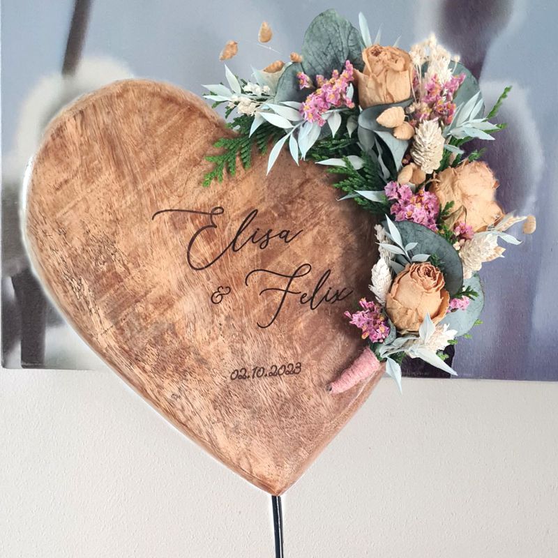 Das große Herz aus massiven Holz mit Namen und Datum der Hochzeit ist ein einzigartiges Geschenk zur Hochzeit. Auch zum Verpacken eines Geldgeschenks eine gute Idee. Ein personalisiertes Geschenk oder ausgefallene Dekoidee zur Hochzeit findest Du bei Cozy Seasons.