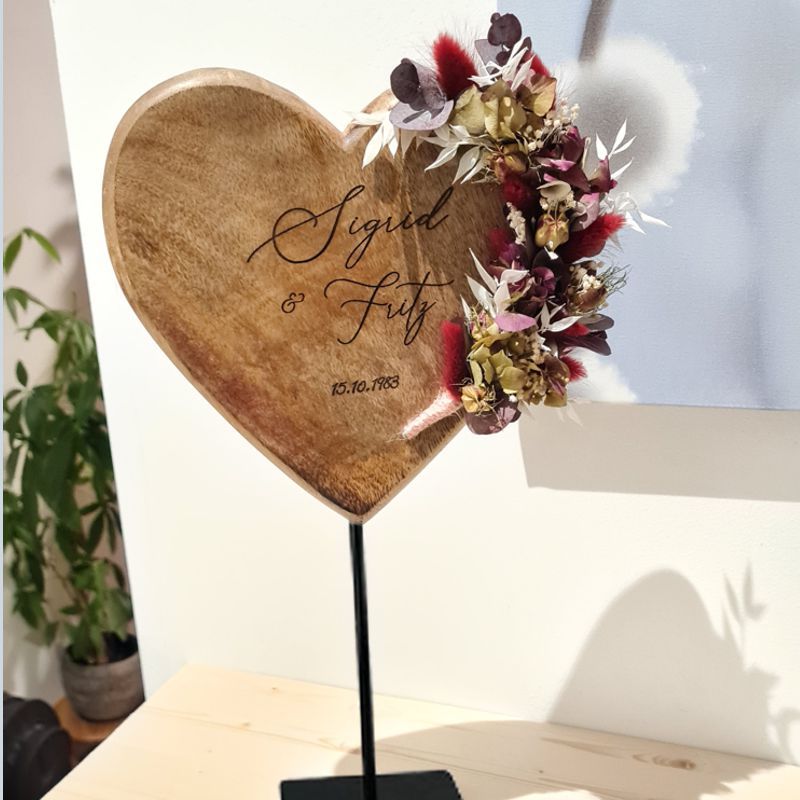 Das große Herz aus massiven Holz mit Namen und Datum der Hochzeit ist ein einzigartiges Geschenk zur Hochzeit. Auch zum Verpacken eines Geldgeschenks eine gute Idee.