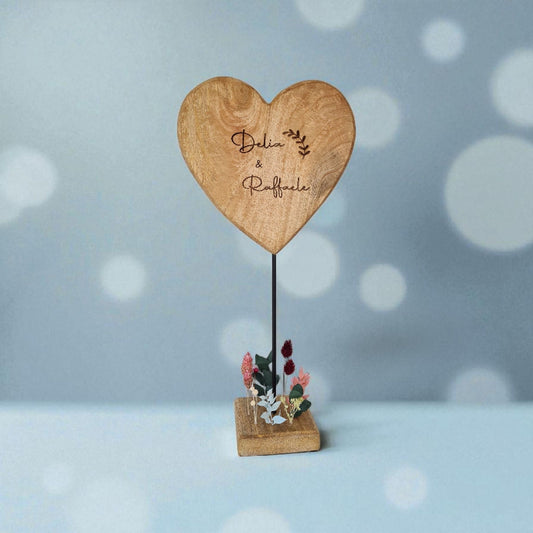 Unser kleines Herz aus massiven Holz mit Namen und Datum der Hochzeit ist ein einzigartiges Geschenk zur Hochzeit. Auch zum Verpacken eines Geldgeschenks eine gute Idee.