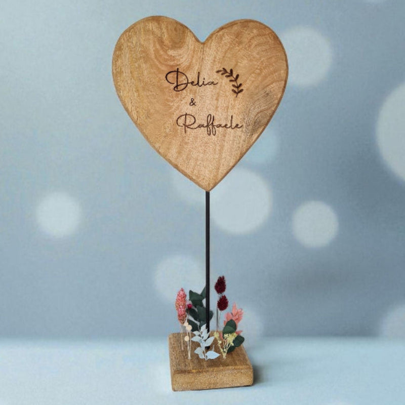 Personalisiertes Herz mit Trockenblumen für einen romantischen Heiratsantrag oder als Hochzeitsgeschenk für die Braut.