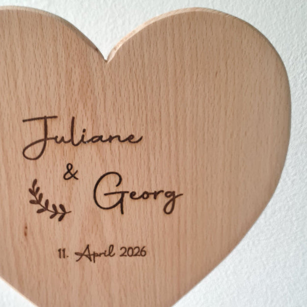 Handgemachtes Herz aus massivem Holz mit Wunschtext zur Hochzeit graviert. Geschenk Ehejubiläum. 