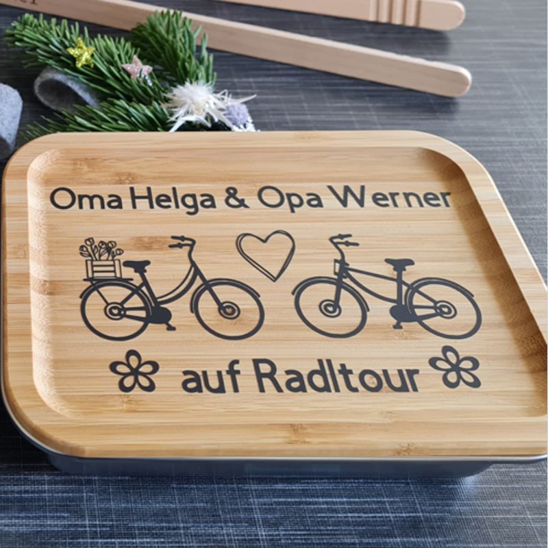 Jausenbox aus Edelstahl mit Holzdeckel, graviert mit Wunschnamen, Wunschtext und Wunschgrafik, Beispiel zeigt Gravur für Radtour