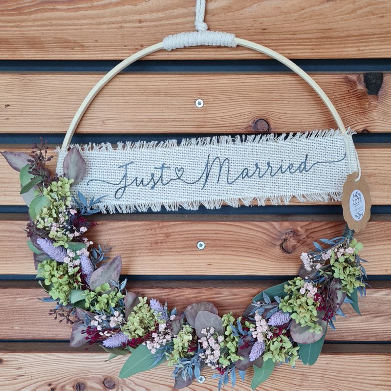 Just Married, Dekoring aus Holz mit beschriftetem Juteband, dekoriert mit saisonalen Trockenblumen, GEschenk zur Hochzeit, mit gefalteten Geldscheinen ein ausgefallenes Hochzeitsgeldgeschenk