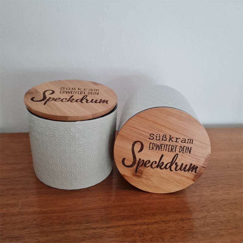 Süsskram erweitert Dein Speckdrum. Lustiges Vorratsglas aus Keramik in salbeigrün. Ein witziges Geschenk für Freunde mit Humor oder ein hübsches Accessoire für Deine Küche.