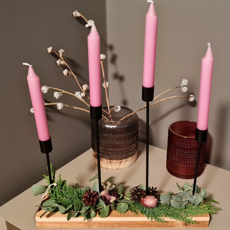 Kerzenbrett aus Holz mit 4 stück Stabkerzen, weihnachtlich geschmückt als Adventsgesteck, Adventsständer, Adventskranz