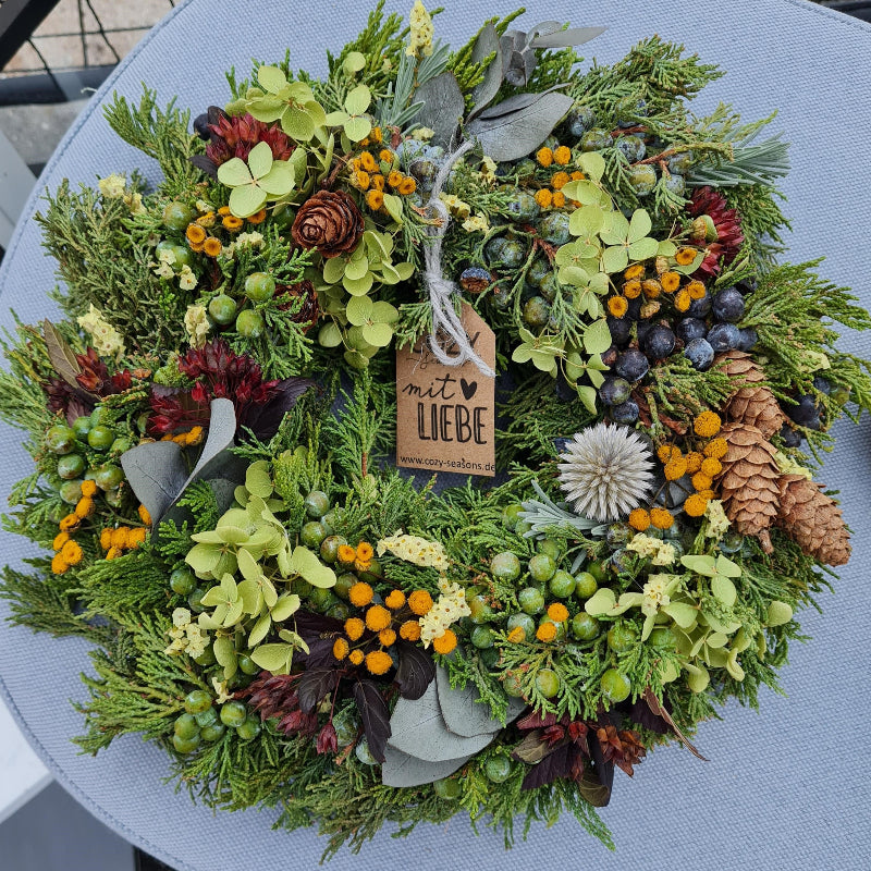 Thujakranz mit feinen Früchten und Beeren: naturverbunden, ruhig und geheimnisvoll wie ein Waldgeist